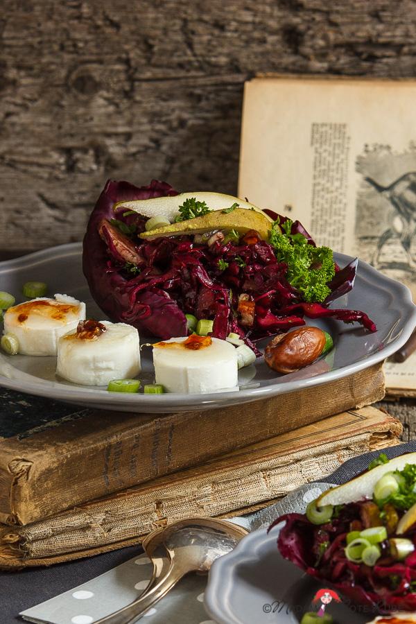 Rezeptbild: Knackiger Rotkohlsalat mit Birne an Holunder-Balsamicoessig und karamellisiertem Ziegenkäse