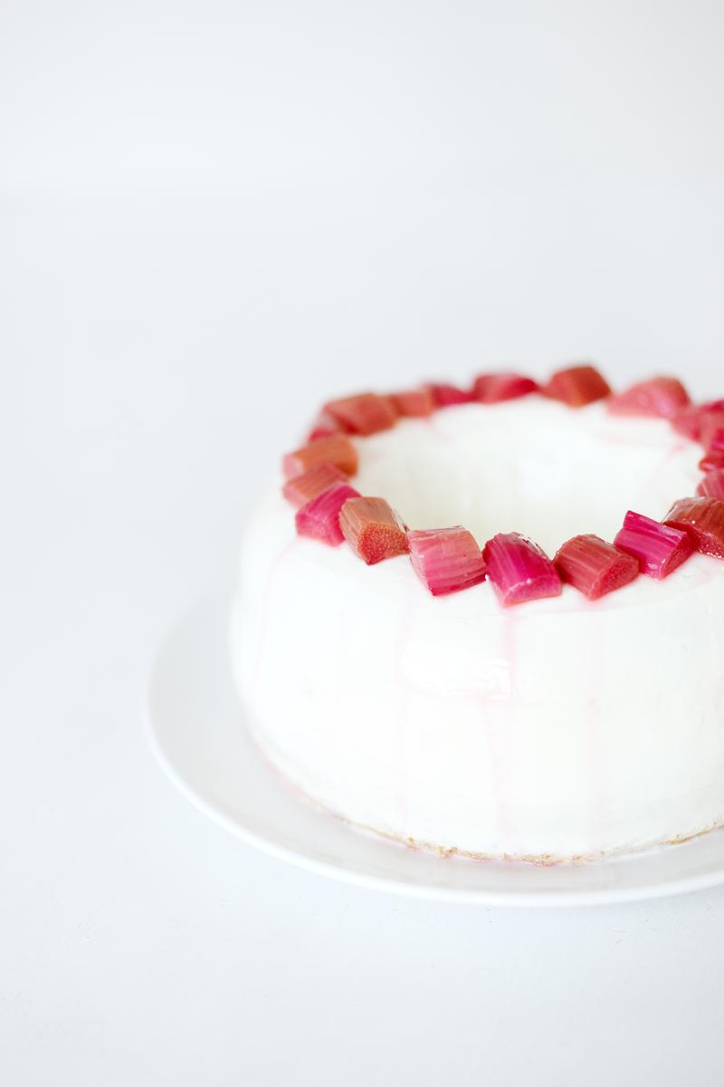 Rezeptbild: Chiffon Cake mit Quark-Frischkäse-Creme und geröstetem Rhabarber
