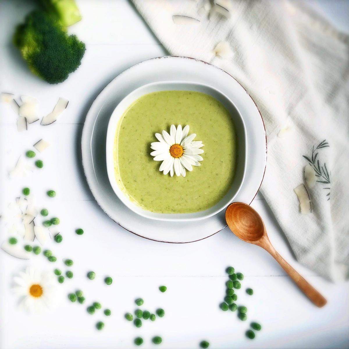 Rezeptbild: Asiatisch angehauchte Erbsen Brokkoli Suppe mit Minze und Kokosmilch