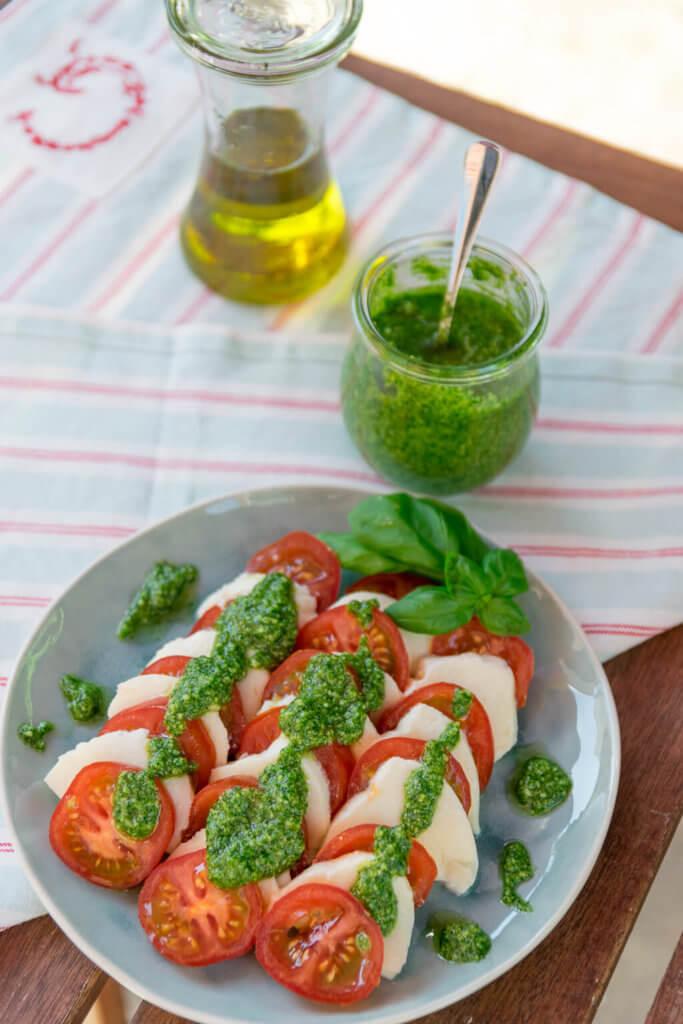 Rezeptbild: Tomate Mozzarella mit selbstgemachtem Basilikum Pesto