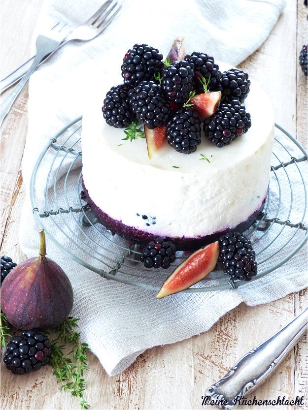 Rezeptbild: no bake Oreo-Brombeer-Feige-Thymian Ziegenfrischkäse Törtchen