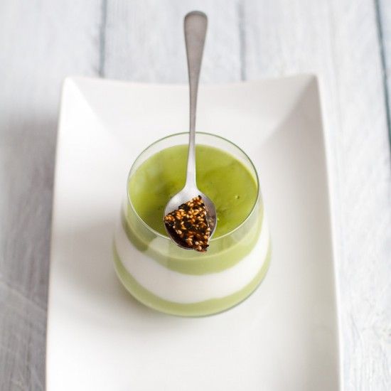 Rezeptbild: Matcha-Kokos-Pudding mit Sesam-Karamell