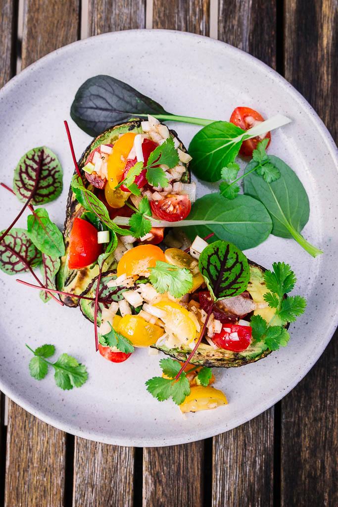 Rezeptbild: Gegrillte Avocado mit Tomatensalsa