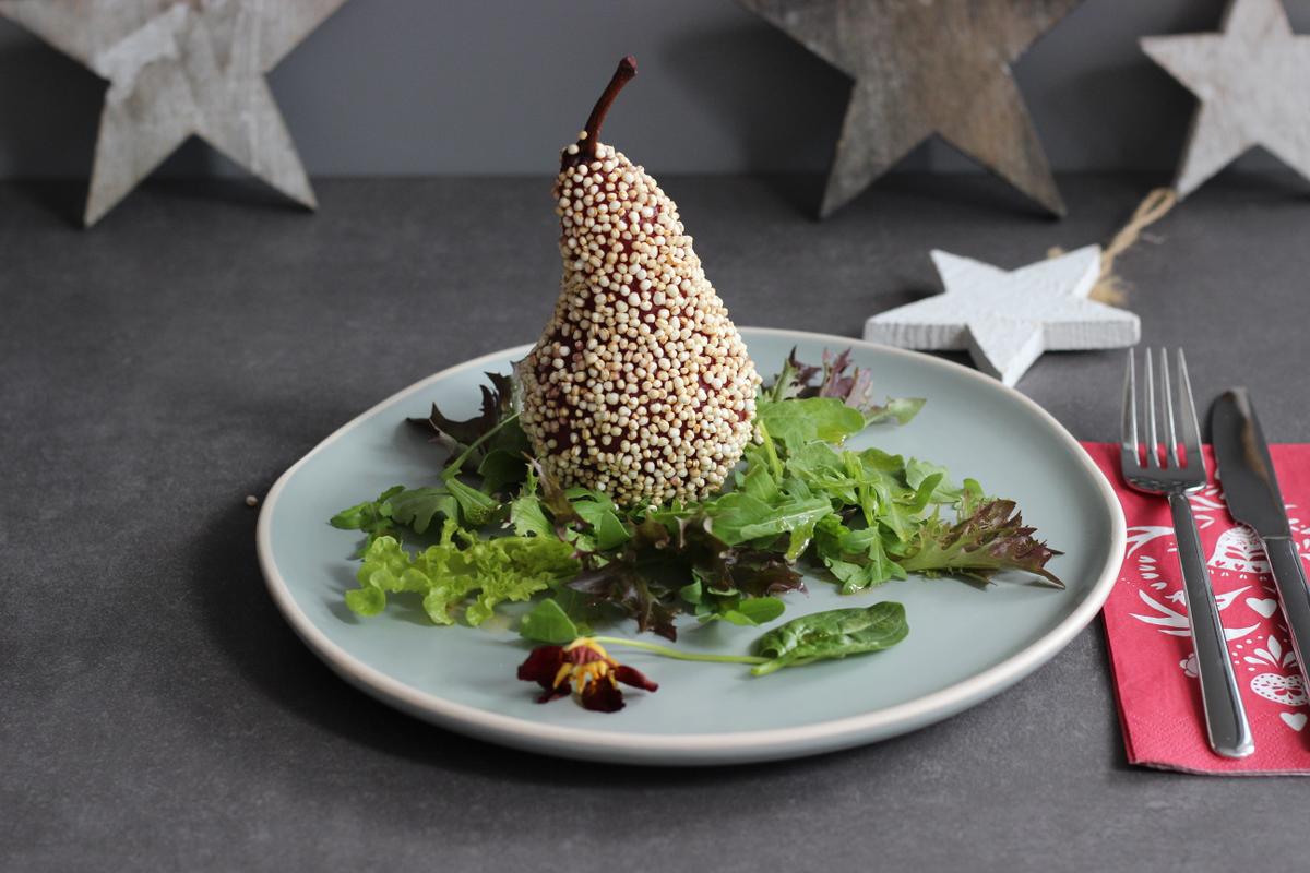 Rezeptbild: Herzhafte Birne aus dem Rotwein-Gewürzsud im Quinoamantel