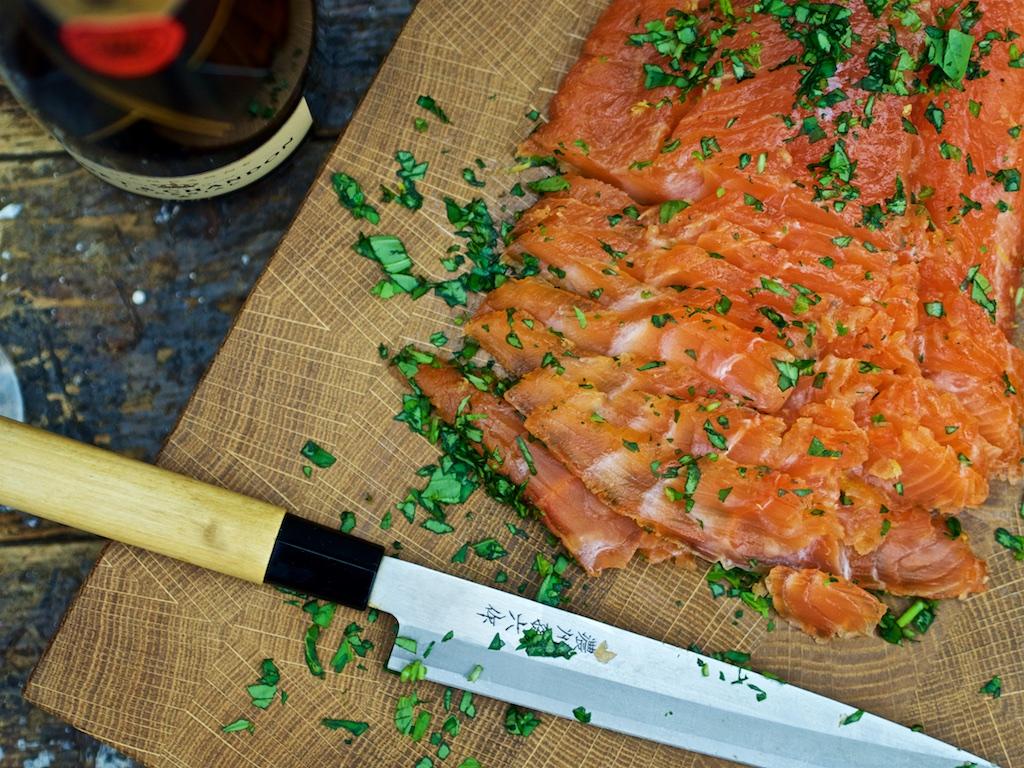 Rezeptbild: Gebeizter Lachs mit Gin, Ingwer, Zitrone und Basilikum