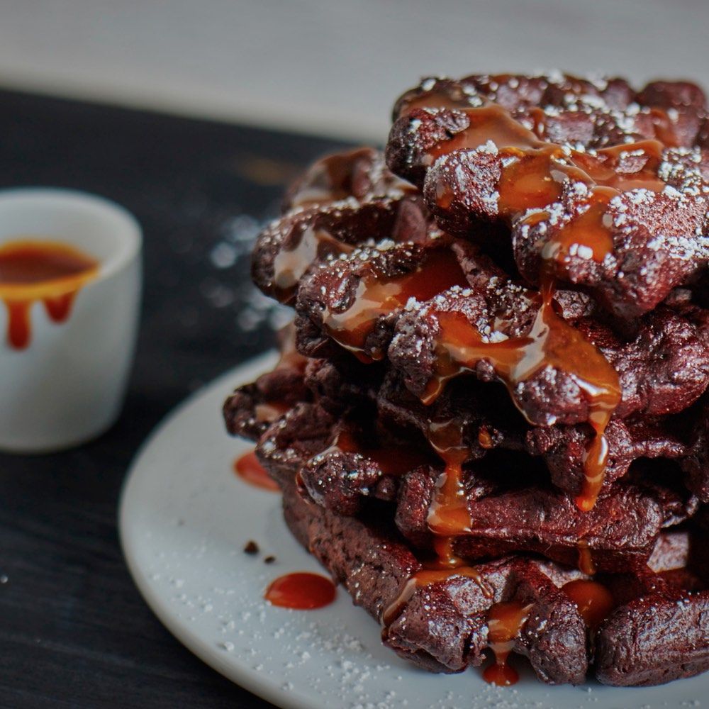 Rezeptbild: Schokoladenwaffeln mit Karamellsauce