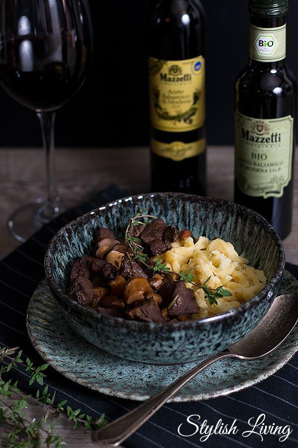 Rezeptbild: Rehgulasch mit selbstgemachten Spätzle
