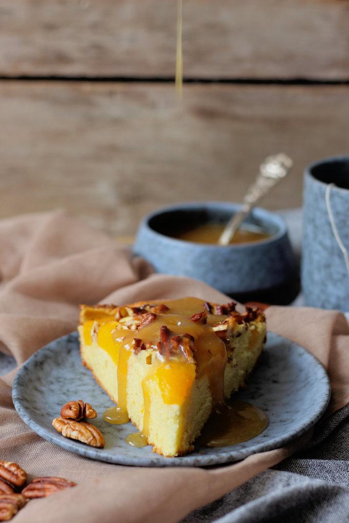 Rezeptbild: Pfirsich-Vanille Kuchen mit Pekanüssen und Butterscotch Soße