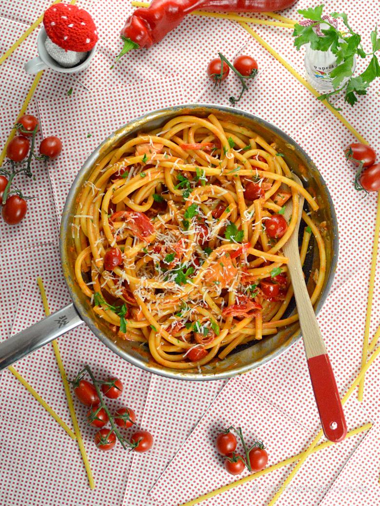 Rezeptbild: Schnelle Pasta mit Lachs in Tomaten-Frischkäse-Sauce