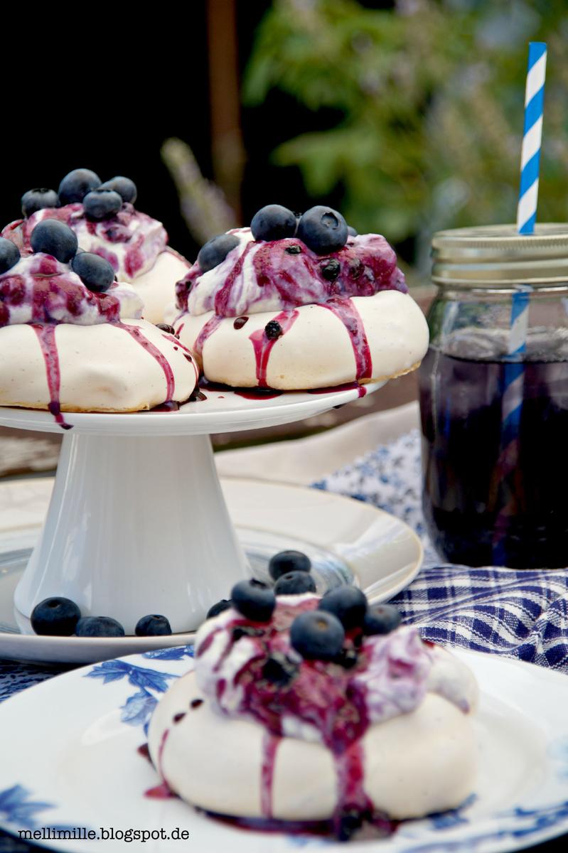 Rezeptbild: Mini-Blaubeerenpavlovas und Blaubeer-Zitronen-Eistee