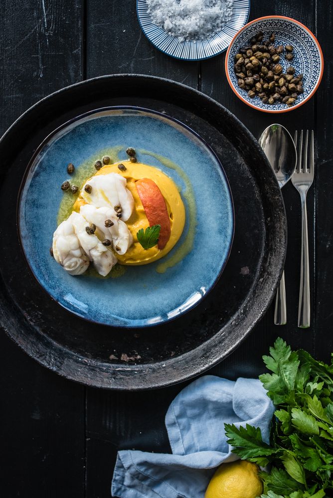 Rezeptbild: IN OLIVENÖL CONFIERTER SEETEUFEL, BOHNENPÜREE MIT KÜRBIS UND KNOBLAUCH, KNUSPRIGE KAPERN