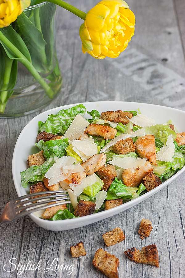 Rezeptbild: Caesar Salad mit Knoblauchcroûtons und Hühnchen
