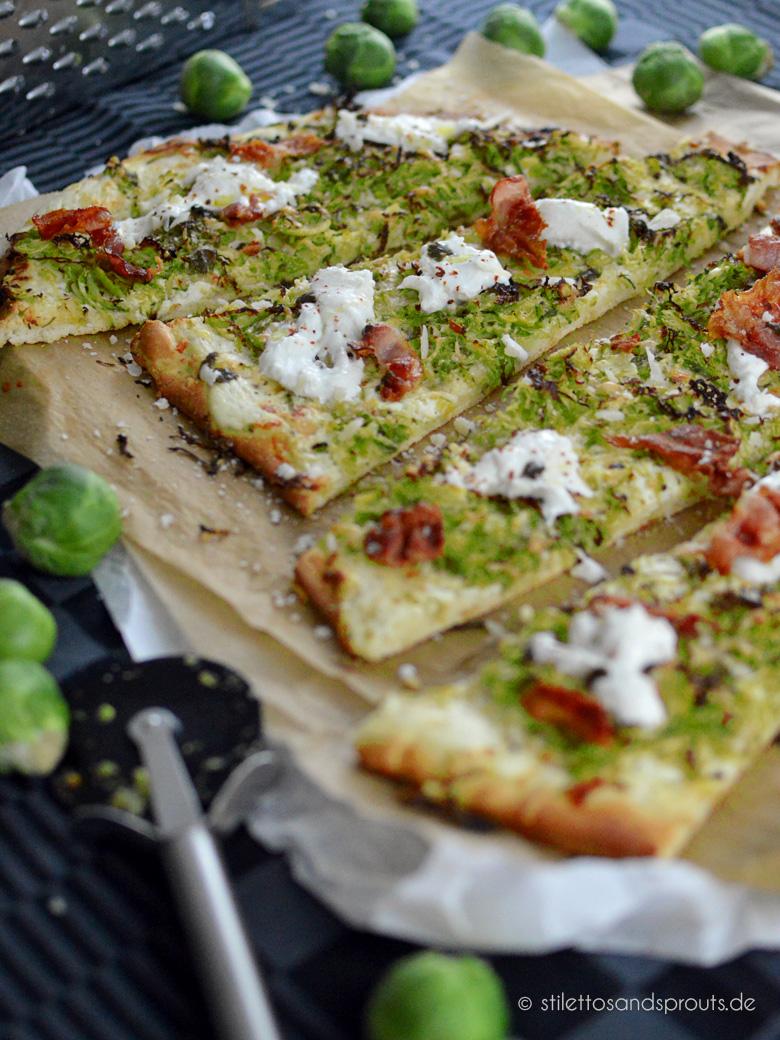 Rezeptbild: Winter-Pizza mit Rosenkohl, Bacon und Burrata