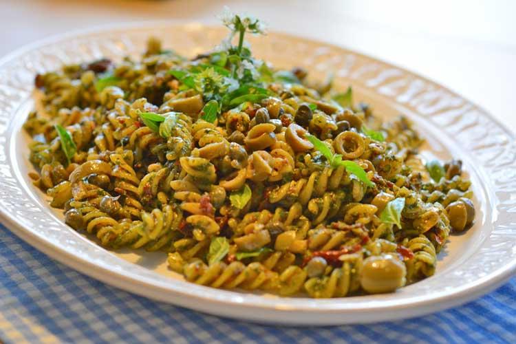 Rezeptbild: Nudelsalat mit Pesto