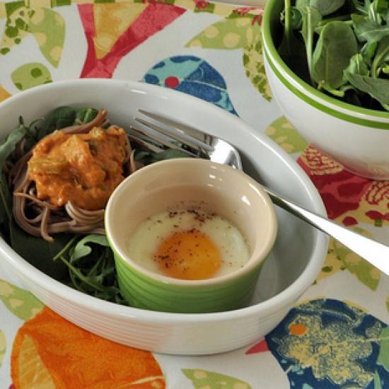 Rezeptbild: Wuerzige Tomatensauce und ein gebackenes Ei
