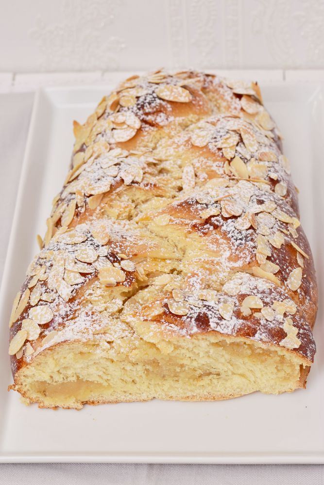 Rezeptbild: Einfacher Hefezopf mit Marzipan-Füllung