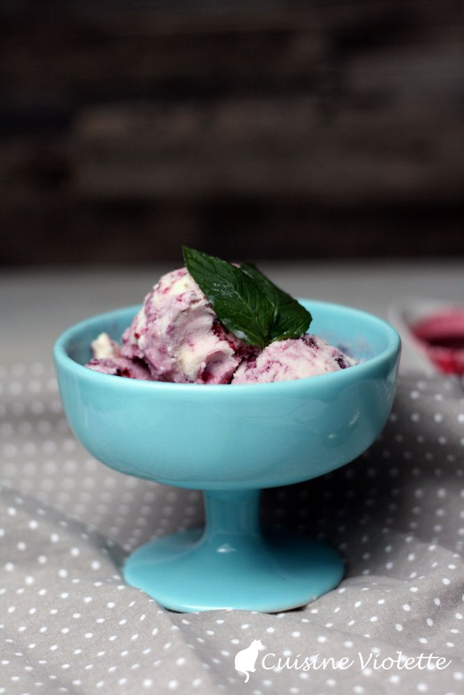 Rezeptbild: Buttermilch-Eis mit Heidelbeerswirl