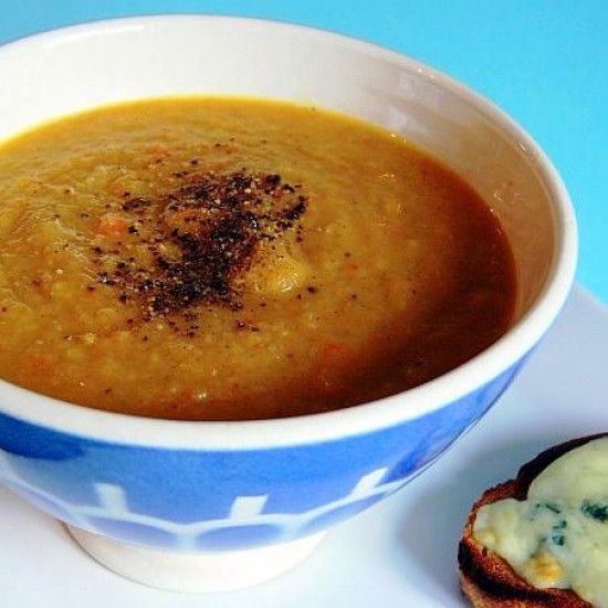 Rezeptbild: Knollenselleriesuppe mit Roquefort-Crostini
