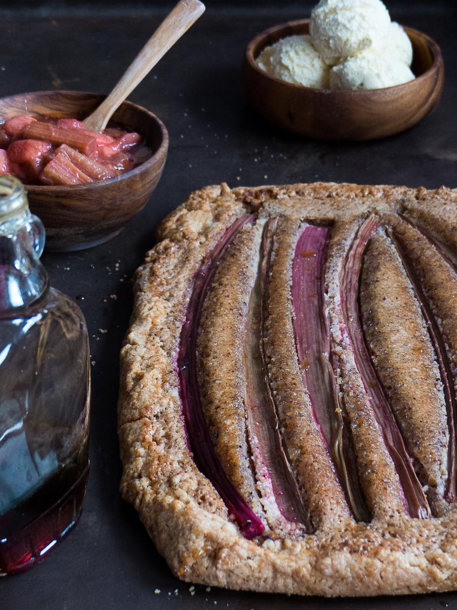 Rezeptbild: rustikale Rhabarber Haselnuss Frangipane Galette 