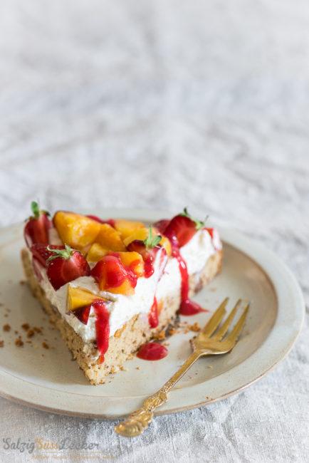 Rezeptbild: Erdbeer-Pfirsichtarte mit einem Marzipanboden