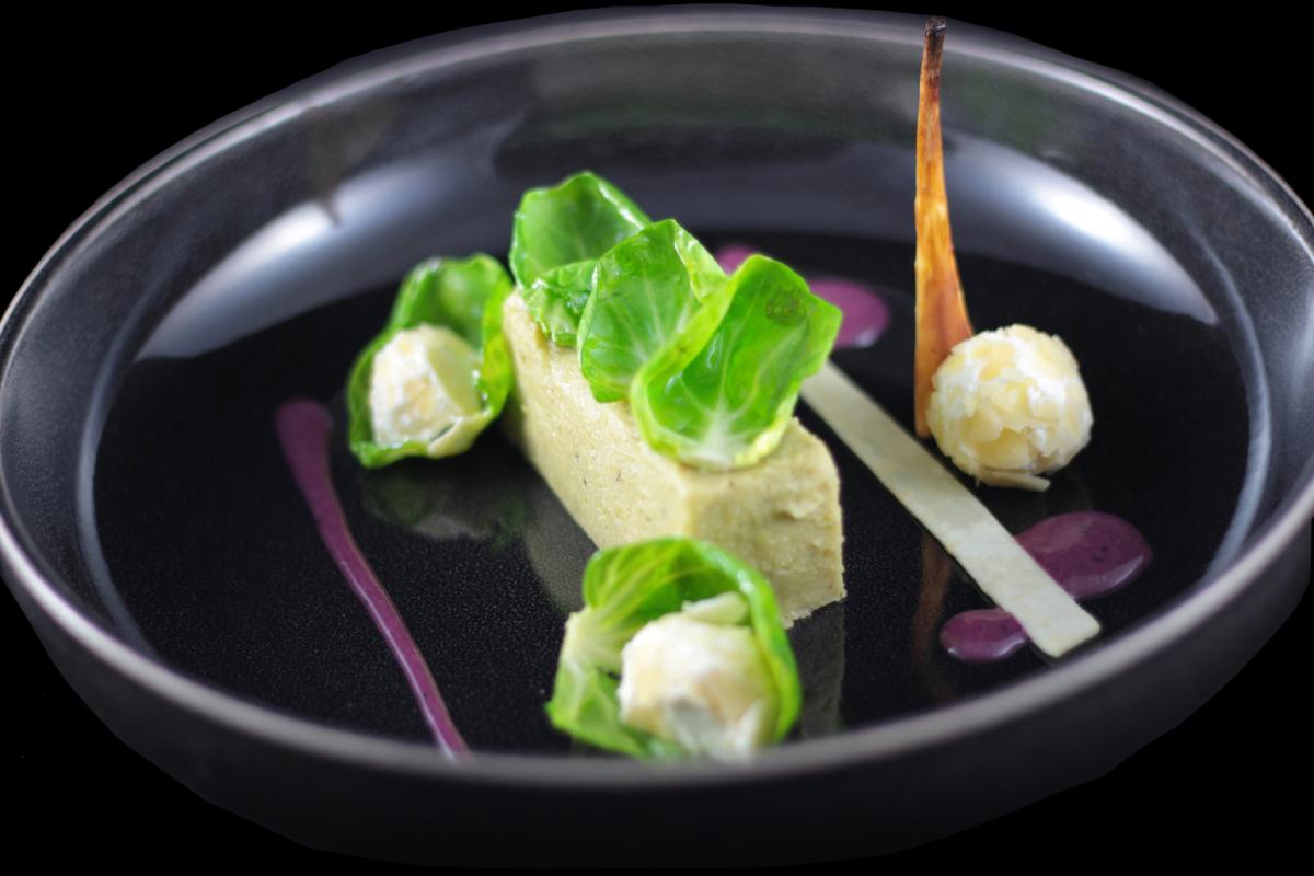 Rezeptbild: Rosenkohl Terrine mit Heidelbeermayonnaise, Frischkäsepraline & geröstete Pastinake