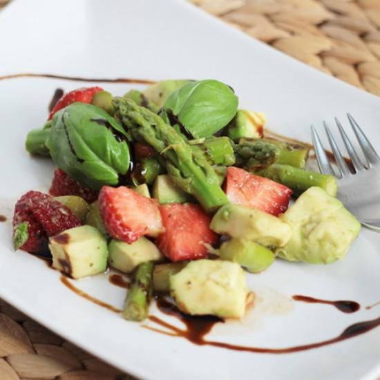 Rezeptbild: Grüner Spargel-Avocado-Erdbeer-Salat
