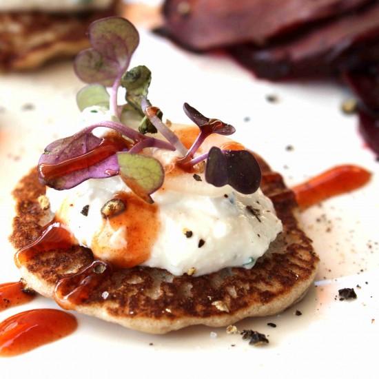 Rezeptbild: Buchweizenblinis mit Ziegencreme und Rote Beete