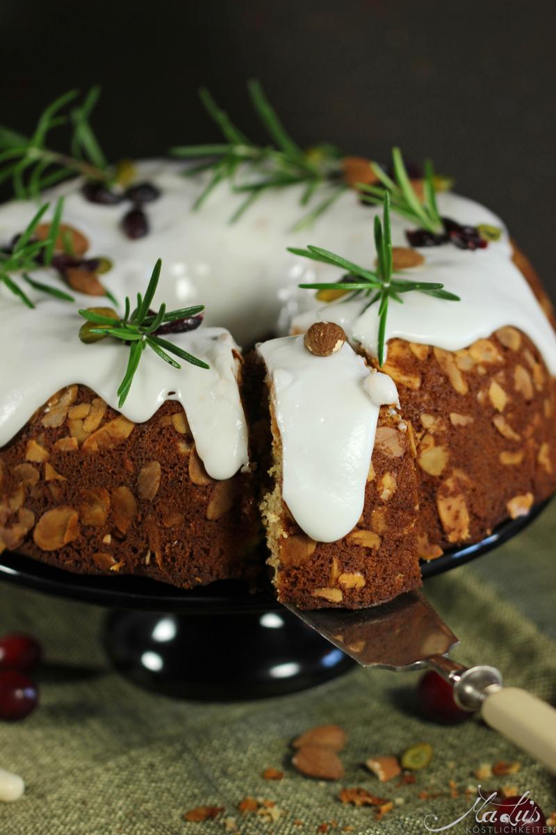 Rezeptbild: Mandel-Marzipanguglhupf mit Cranberries