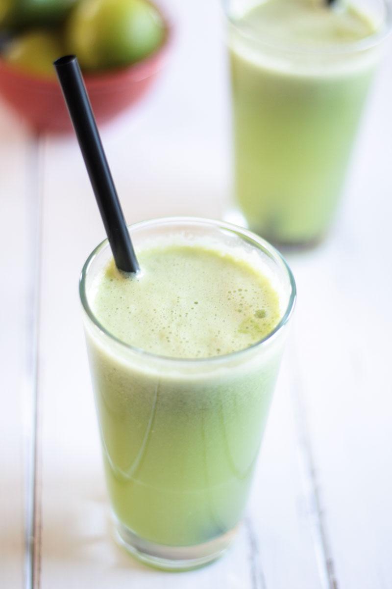 Rezeptbild: Frischer Birnen-Limetten-Saft mit Sellerie