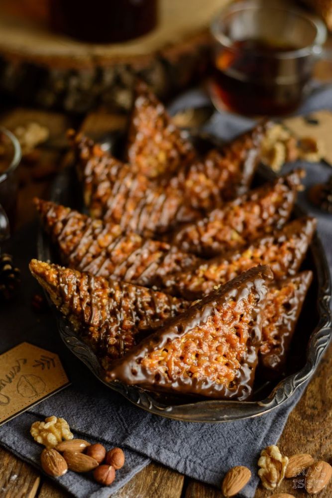 Rezeptbild: Klassische Nussecken mit Waldhonig und Brombeergelee