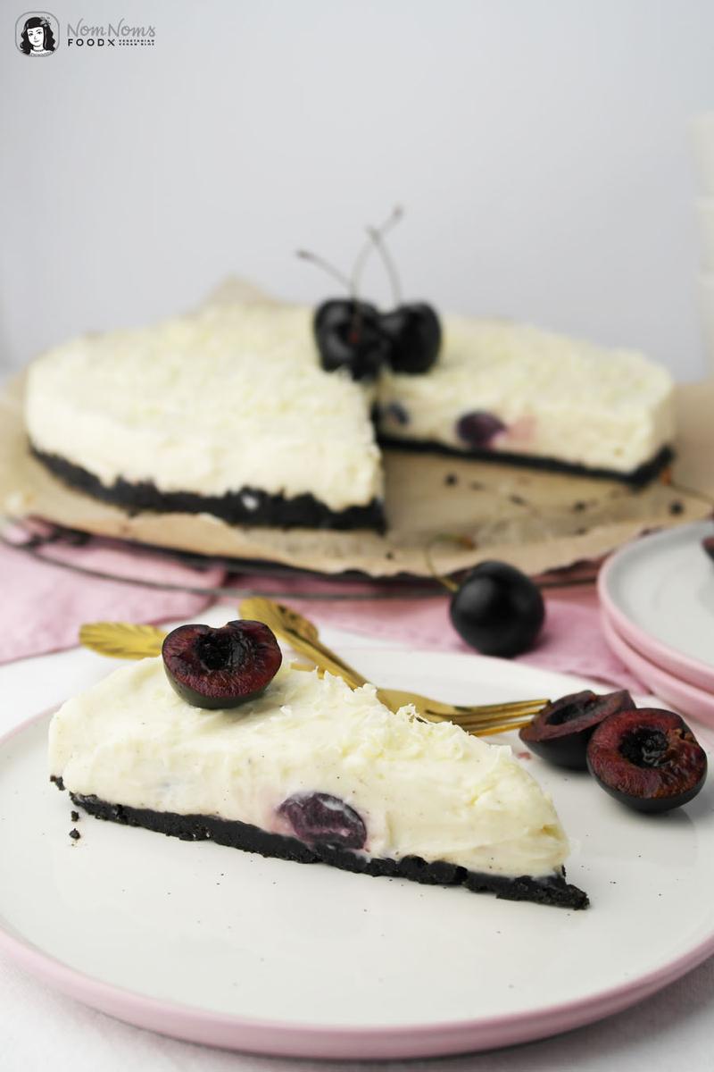 Rezeptbild: Weiße Schokolade Käsekuchen mit Kirschen ohne Backen