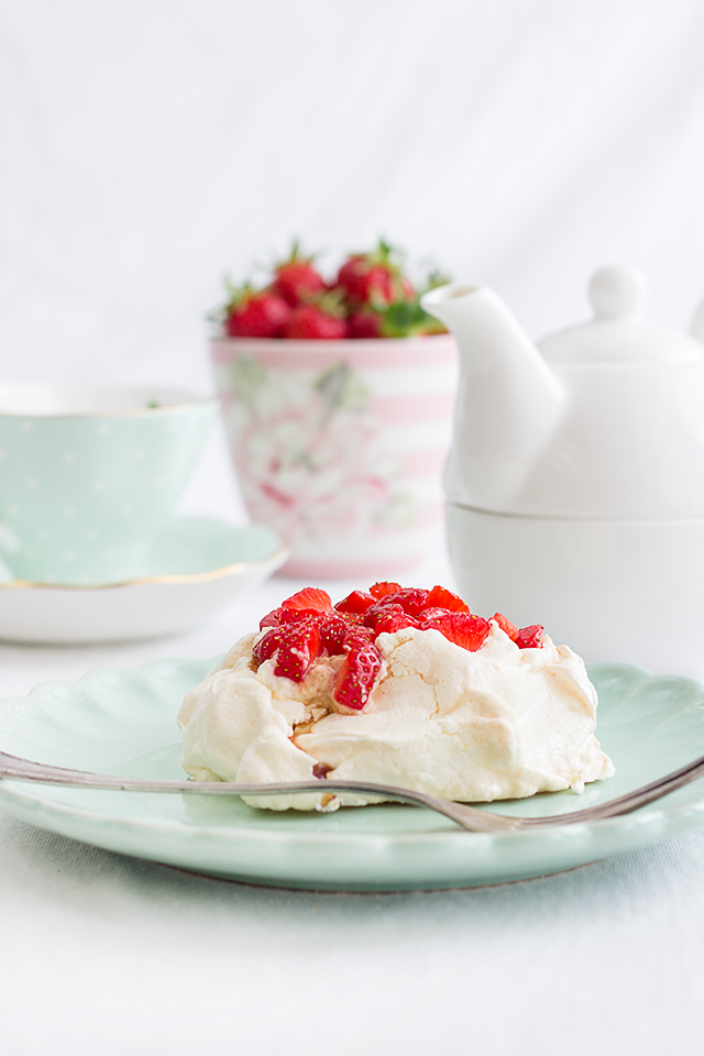 Rezeptbild: Mini-Pavlovas mit Erdbeeren