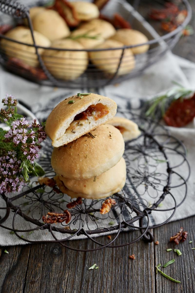 Rezeptbild: Gefüllte Focaccias mit Tomate & Mozzarella