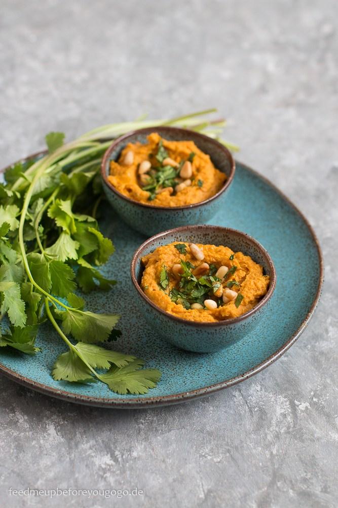 Rezeptbild: Hummus mit ofengerösteten Möhren und Koriander