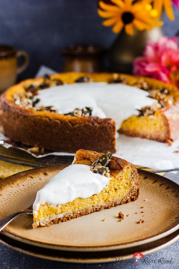 Rezeptbild: Kürbiskuchen mit Nusskrokant und saure Zimt-Sahne