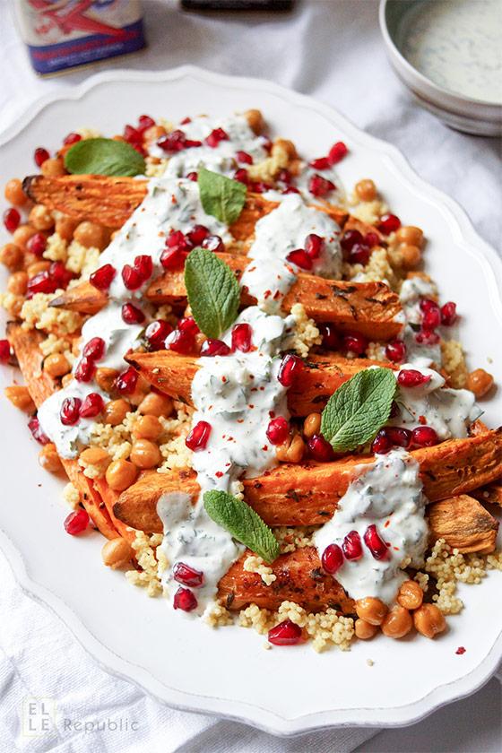 Rezeptbild: Geröstete Süßkartoffeln und Kichererbsen mit Hirse und Kräuterjoghurt