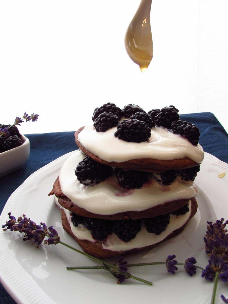 Rezeptbild: Buttermilch-Buchweizen-Schoko-Pancakes mit Quarkspeise, Brombeeren und Lavendelsirup