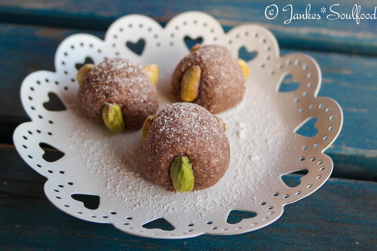 Rezeptbild: Dunkle Bethmännchen mit Pistazien