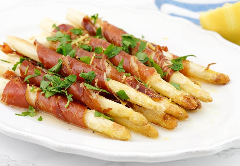 Rezeptbild: Weißer Spargel in Parmaschinken eingerollt mit Zitrone