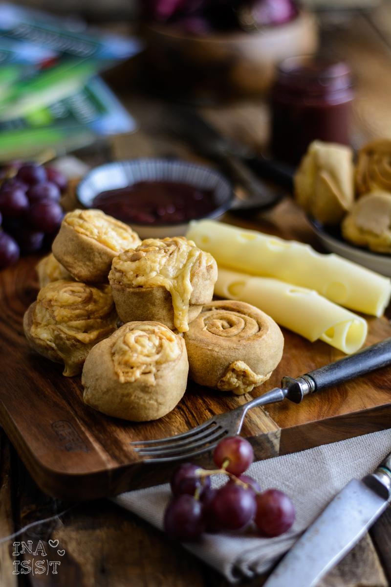 Rezeptbild: Würzige Käse-Brotschnecken mit süßem Weintrauben-Zwiebel-Chutney