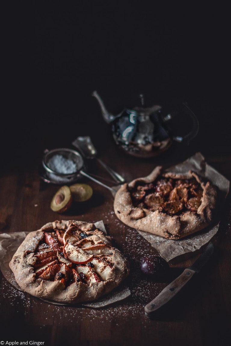 Rezeptbild: Galettes mit Zwetschgen und Apfel: zucker- und glutenfrei