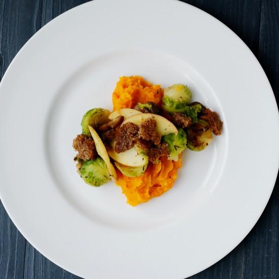 Rezeptbild: Kürbispüree mit Rosenkohl-Maronen-Gemüse