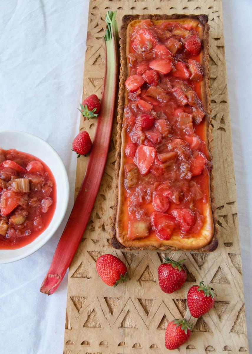 Rezeptbild: Labneh Cheesecake mit Rhabarber-Erdbeer-Kompott
