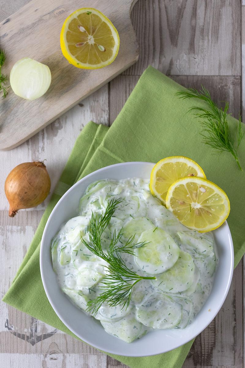 Rezeptbild: Gurkensalat mit Dill und saurer Sahne