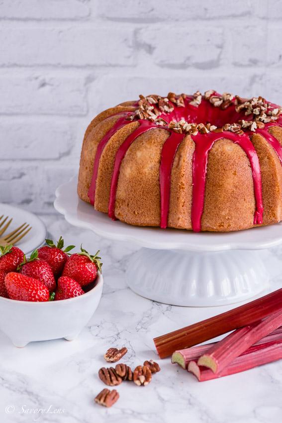 Rezeptbild: Rhabarber-Erdbeer-Bundt mit Pekannüssen