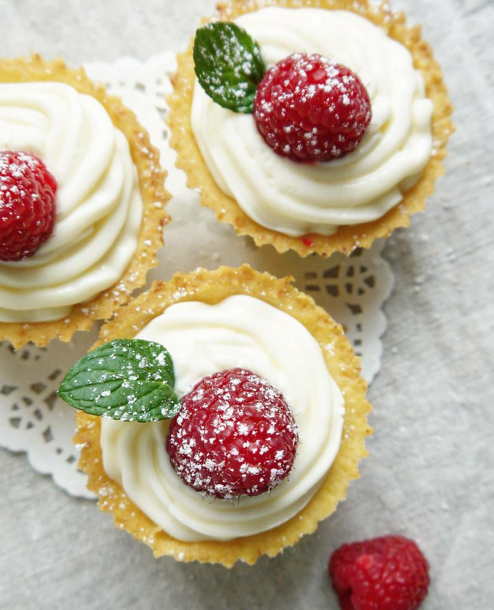 Rezeptbild: Vanillequark Törtchen, mit Himbeeren