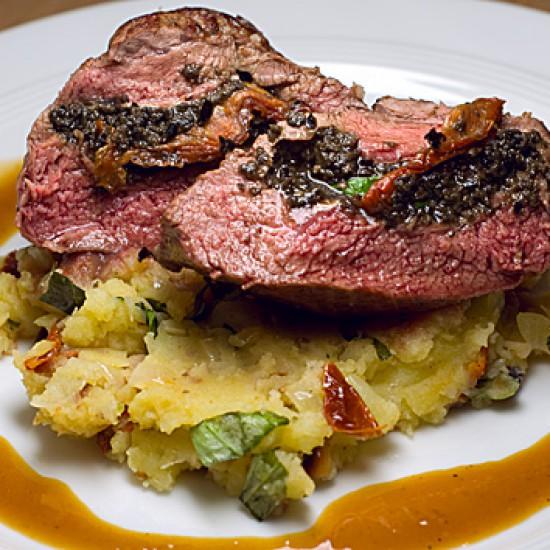Rezeptbild: Gefüllte Lammhüfte mit mediterranen Stampfkartoffeln und Marsala-Sauce