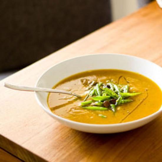 Rezeptbild: Süßkartoffel-Kürbis-Suppe mit Mönchspfeffer, Pufferbsen und Taggiasce Oliven