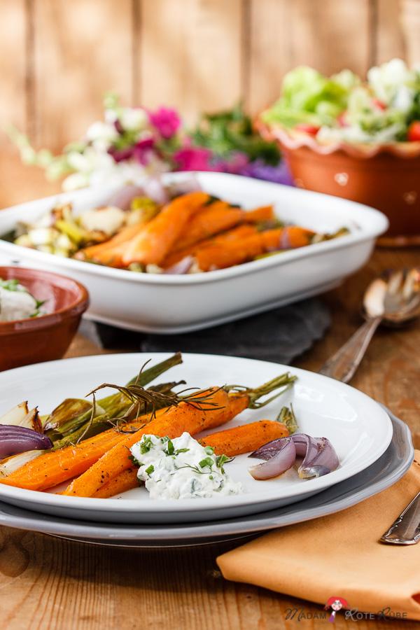 Rezeptbild: Rosmarin-Möhren & Zwiebel-Allerlei aus dem Backofen mit Kräuterdip