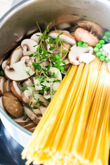 Rezeptbild: ONE POT ZUCCHINI CHAMPIGNONS PASTA